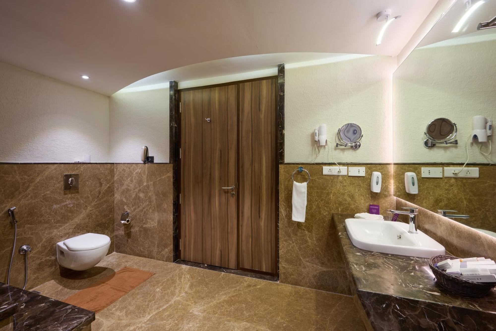 Flora Airport And Convention Centre Kochi 4*