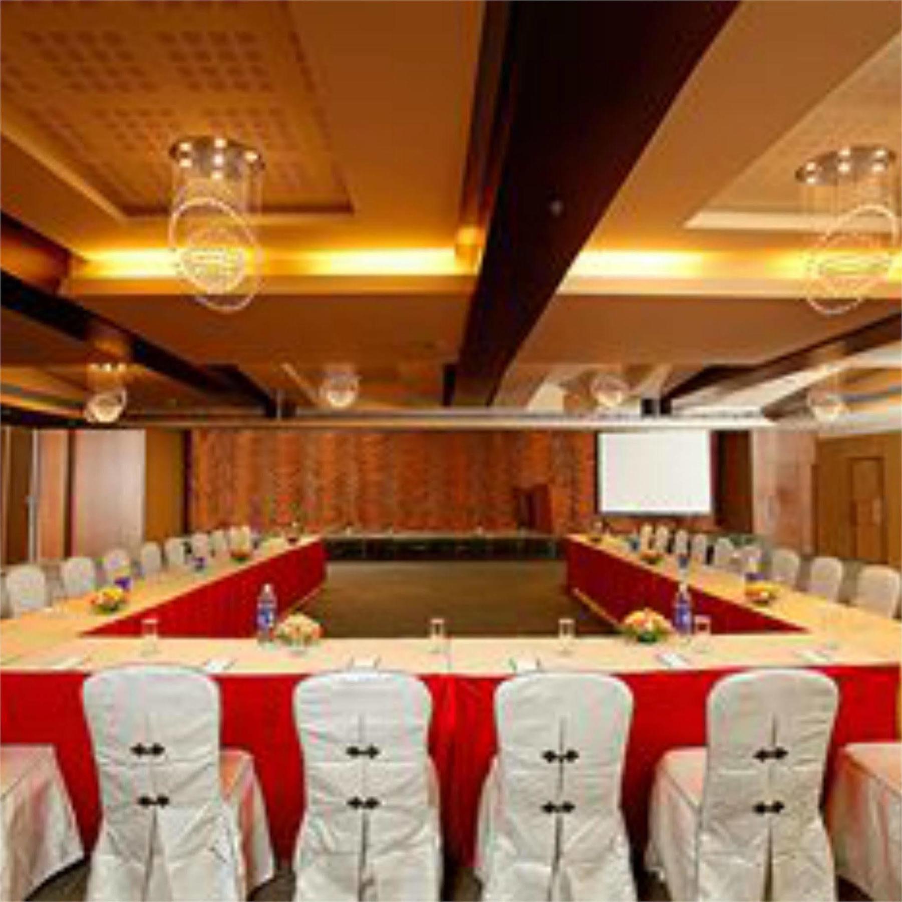 Flora Airport And Convention Centre Kochi Hotel 4*
